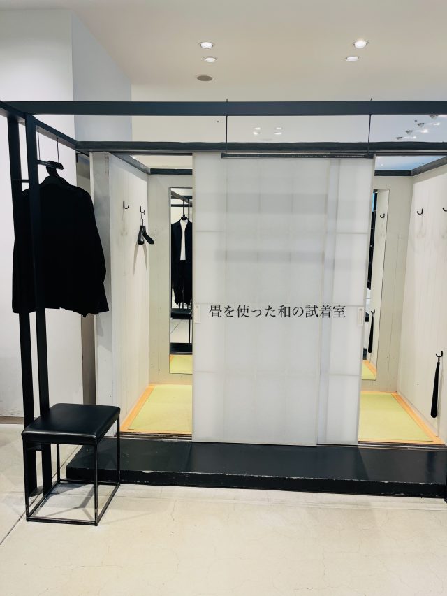 発見💡...↓

ファッションブランド店舗様。
スタイリッシュな黒と白の空間で、
これまたスタイリッシュな和の空間が現れました。

こうやって、色々なところで畳を見る機会が増えると、
とても嬉しいですね。

畳の緑が映えてます。

#畳 #畳がある暮らし #和室インテリア #店舗デザイン 

発見💡...↓

ファッションブランド店舗様。
スタイリッシュな黒と白の空間で、
これまたスタイリッシュな和の空間が現れました。

こうやって、色々なところで畳を見る機会が増えると、
とても嬉しいですね。

畳の緑が映えてます。

#畳 #畳がある暮らし #和室インテリア #店舗デザイン 

UNITED TOKYO 大阪 ...↓

大阪市北区梅田3丁目1-3
ルクア1100 7階

営業時間 10:30〜20:30まで