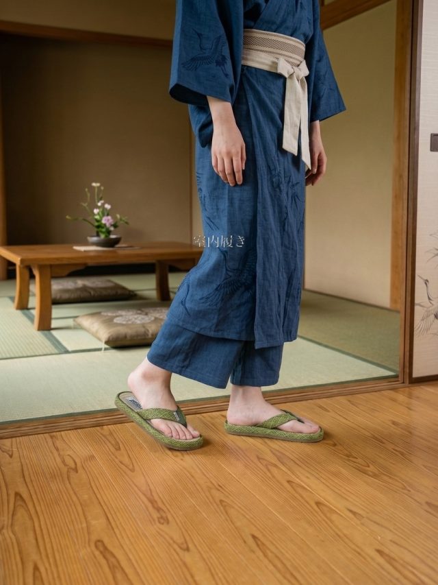 VANS【ヴァンズ】...↓

日本限定の『COASTAL-コースタル-』。
日本人の足裏に馴染み深い「畳」をサンダルに。

国産畳表と畳縁を使用。
畳独特のふんわりとしたクッション感。
ピスネームの裏には『日本』の文字。

畳の上を歩いているみたい？
夏にピッタリのアイテム✨

#畳 #畳のある暮らし #サンダルコーデ #vans