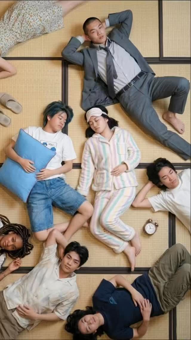 畳に寝転んだことはありますか？

おうちに和室が無いことも珍しく無くなりました。
藺草の畳を置いている倉庫の前を通る子供たちが、
「これなんの匂い？」と不思議そうな顔をよくします。

おじいちゃん、おばあちゃんの家に行った時。
旅館に泊まった時。
お寺さんに行った時。

畳がない家に住む子供たちにとって、
畳に触れるのはそういった時くらいだと思います。

一方で、減っているからこそ、最近は畳に興味を持ち、
家に畳を敷きたいと言う若い方々も多くなりました。

レトロブームもあり、昔ながらの和室をお洒落にアレンジしている人を見て、私も和室がある家に住みたい！と言う声も耳にするようになりました。

畳があることで、どういう暮らしが出来るのか。
どんなインテリアになり得るのか。
良さってなんなのか。

そんなこんなを引き続き発信して参ります。
畳がある暮らしのイメージを膨らませてもらえると嬉しいです✨

#畳 #畳のある暮らし #和室 #和室インテリア #レトロモダン